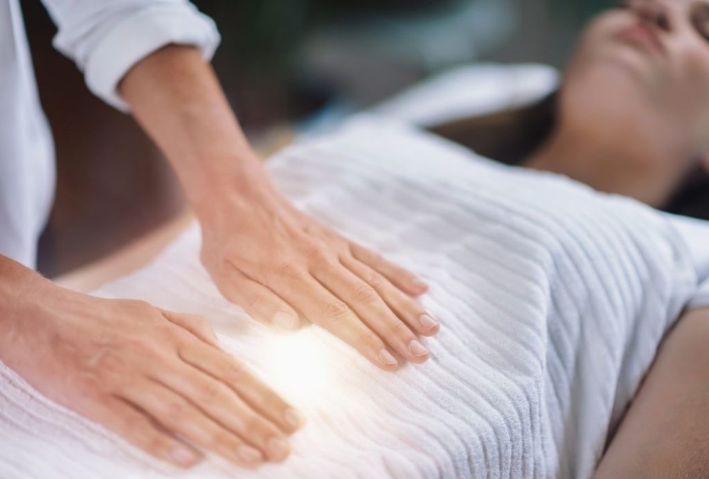 レイキ写真白い服と手のイメージ